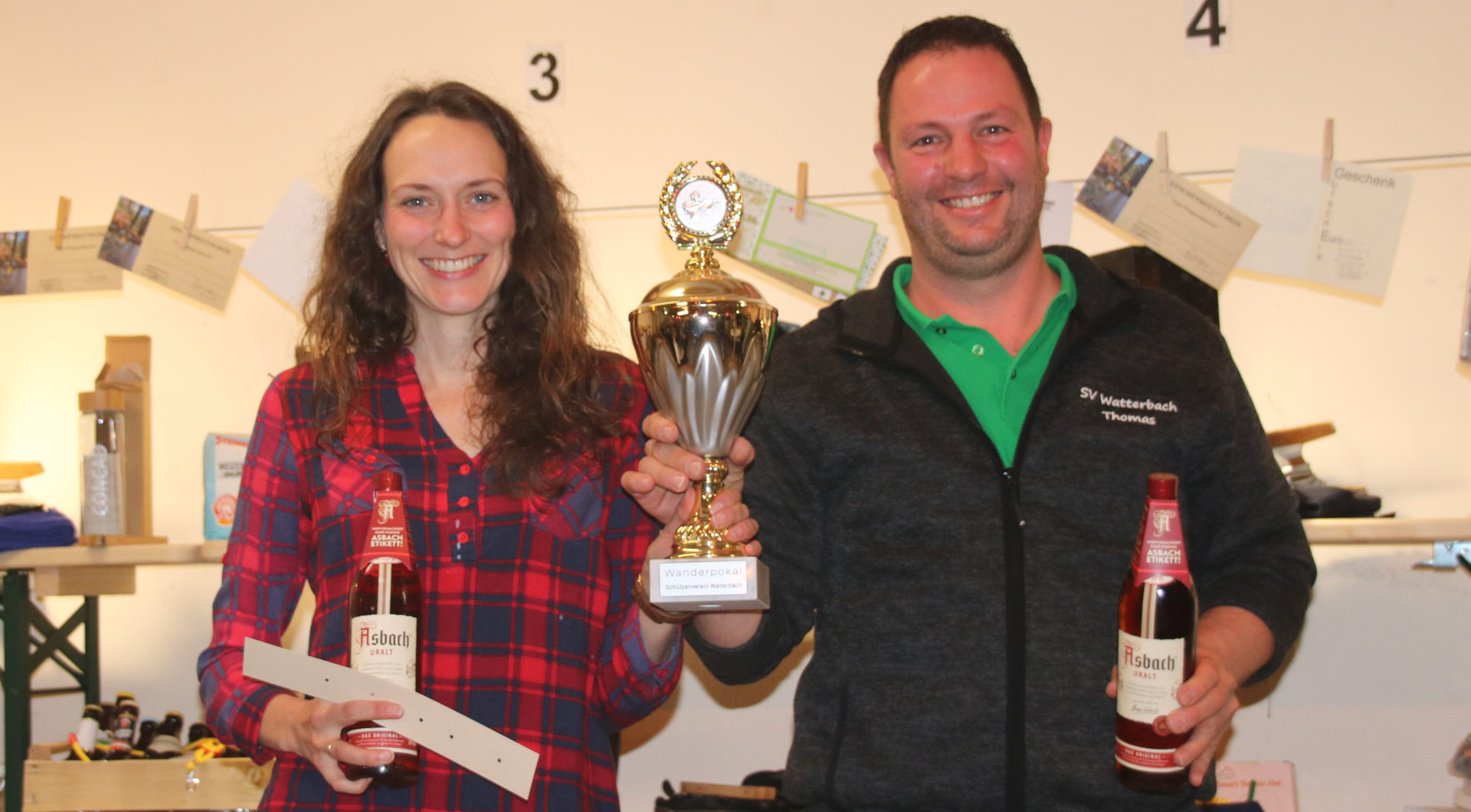 Corinna Weber-Schork und Thomas Röchner mit dem Wanderpokal